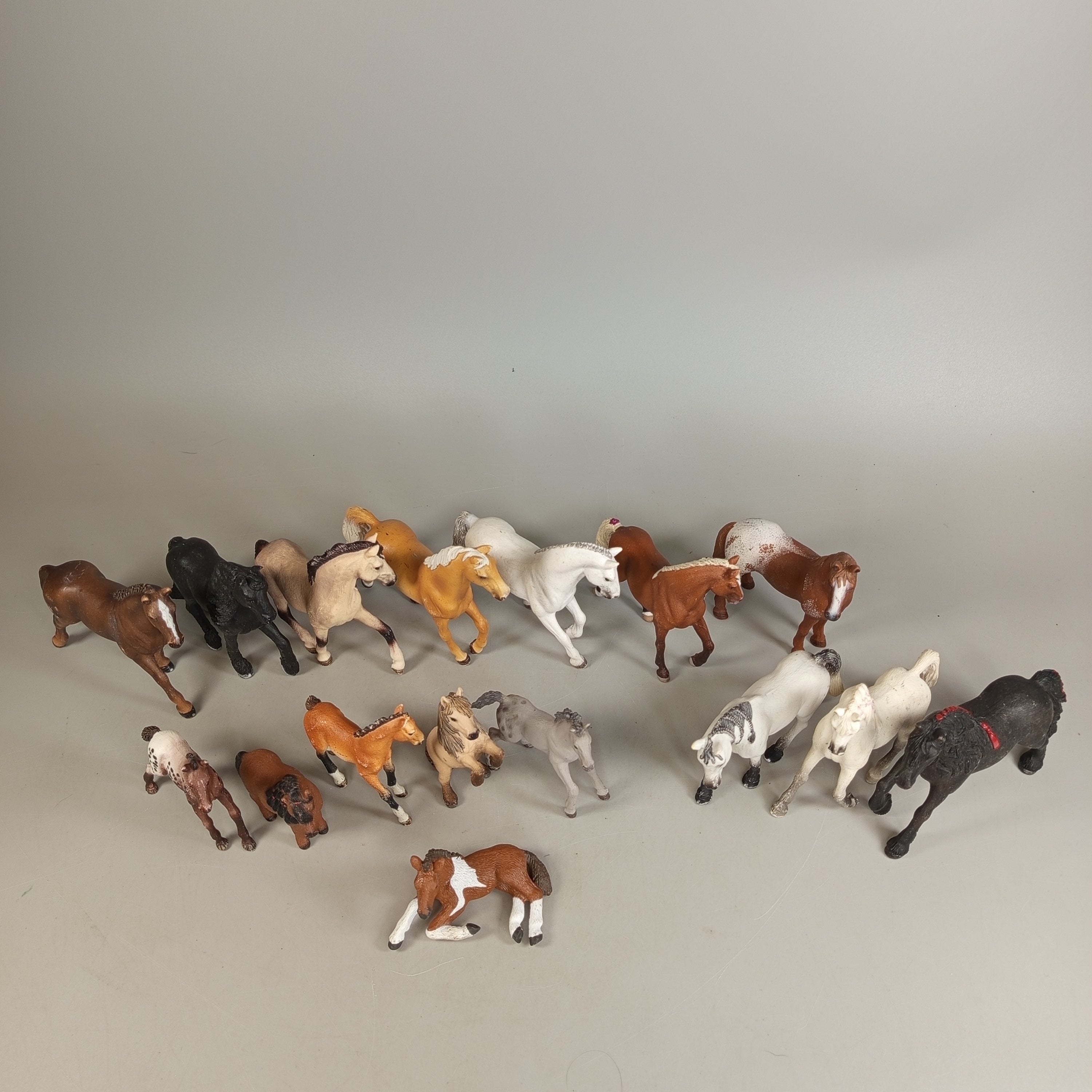 Pferdefiguren Set von 16 Tieren – realistische Spielfiguren